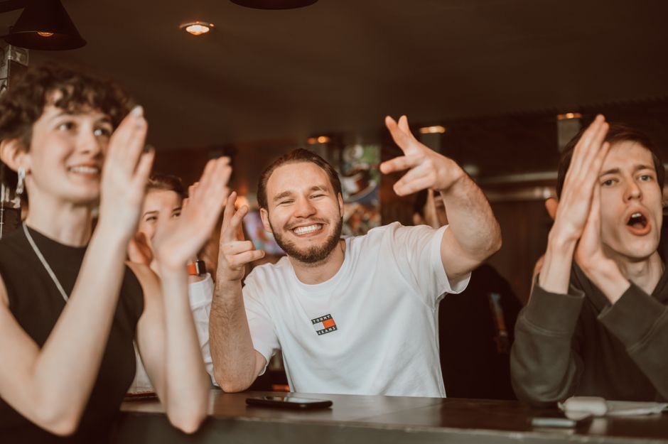 Junge Menschen lachen begeistert