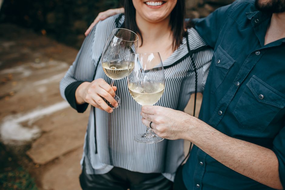 Pärchen stößt zusammen mit Wein an