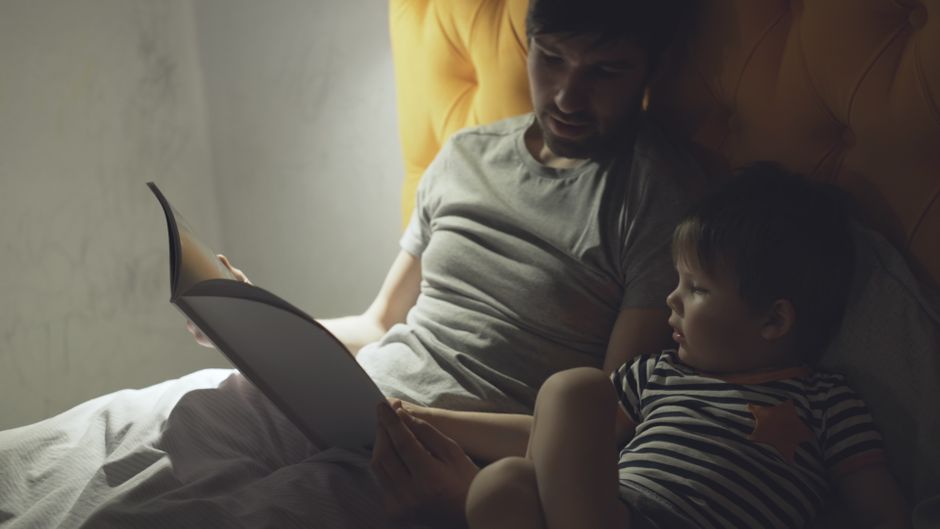 vater liest mit tochter ein buch und schläft schnell ein