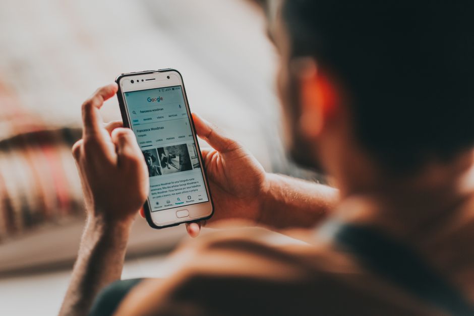JOMO no FOMO - Digital Detox Mann wirft Smartphone