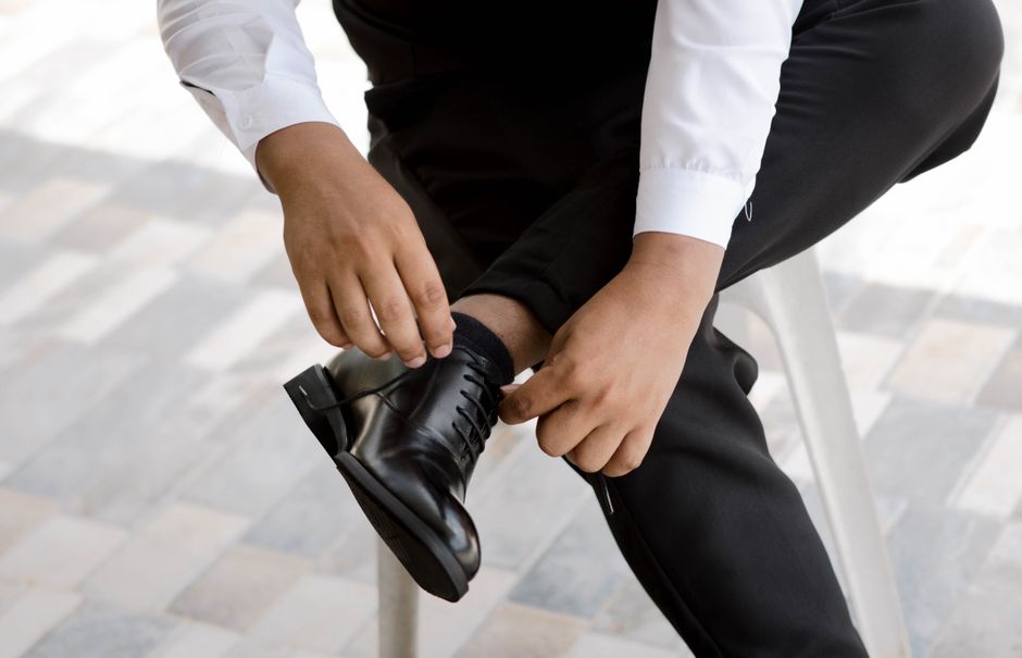 Mann fertigt Lederschuhe fürs Büro