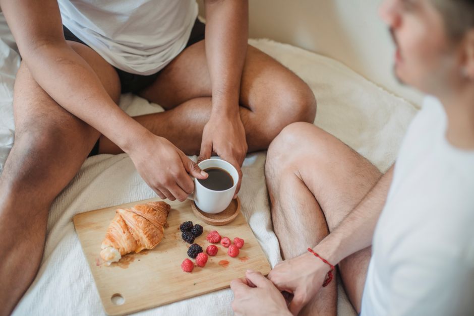 Paar Frühstück im Bett