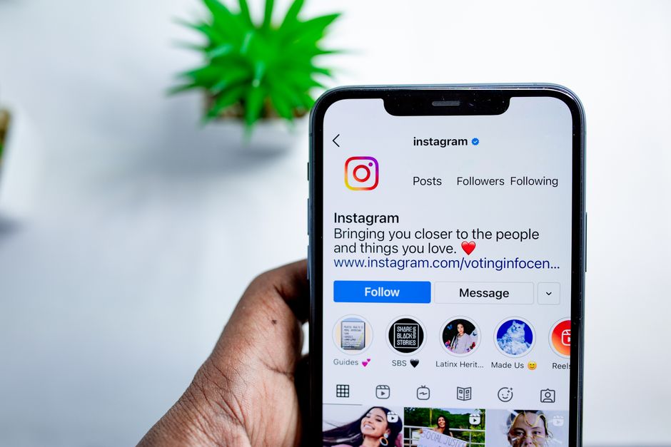 social media einem influencer folgen