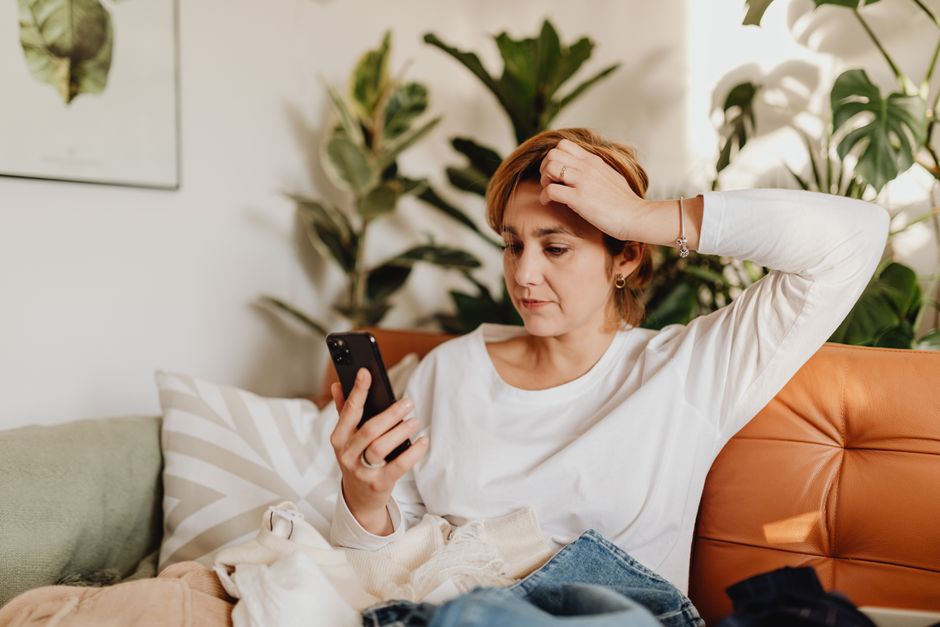 Frau überfordert Smartphone