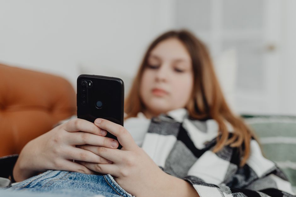 Mädchen mit Smartphone
