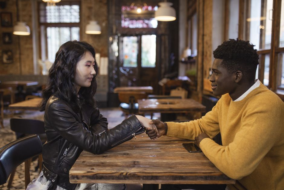 Mann und Frau treffen sich zum ersten Date