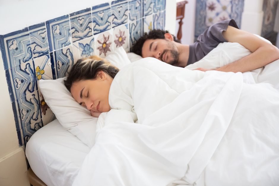 Paar im Bett Antriebslosigkeit überwinden