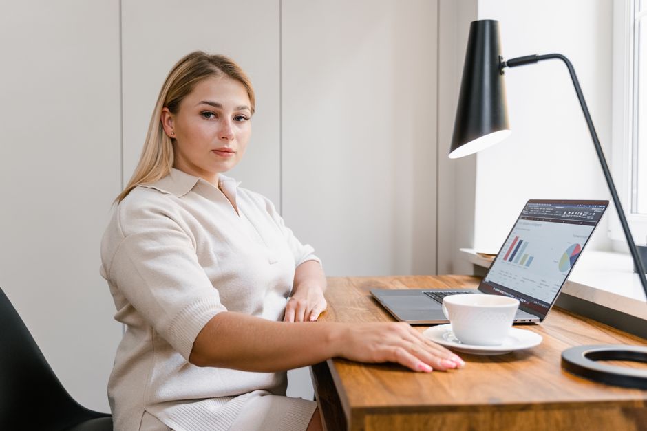 Frau surft am Laptop und sucht ein Casual Date