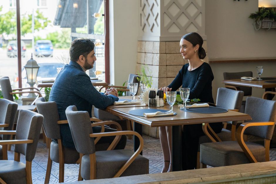 Mann und Frau beim Date im Restaurant