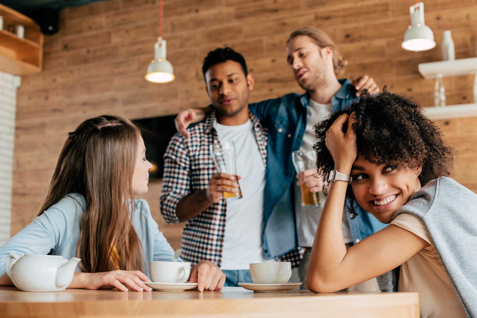 Männer trinken sich Mut an um Frauen zu erobern