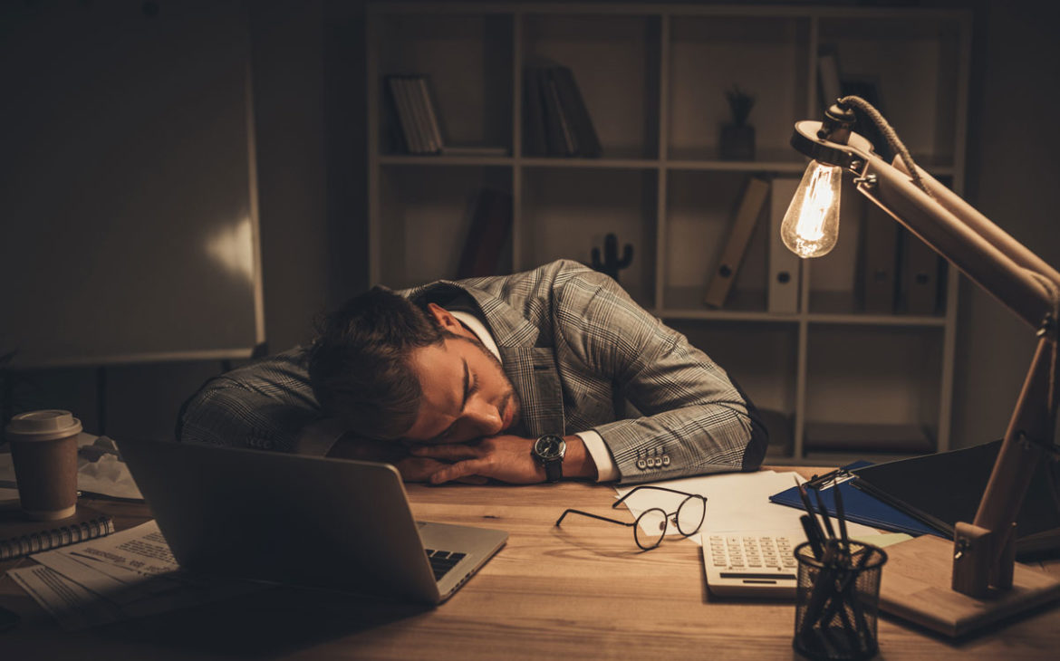 Mann Overworked Unzufriedenheit durch überarbeitung