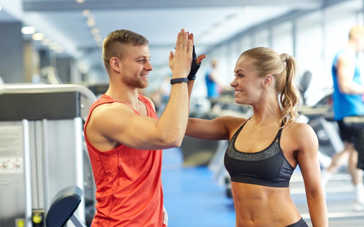 Mann und Frau Hight Five nach Workout