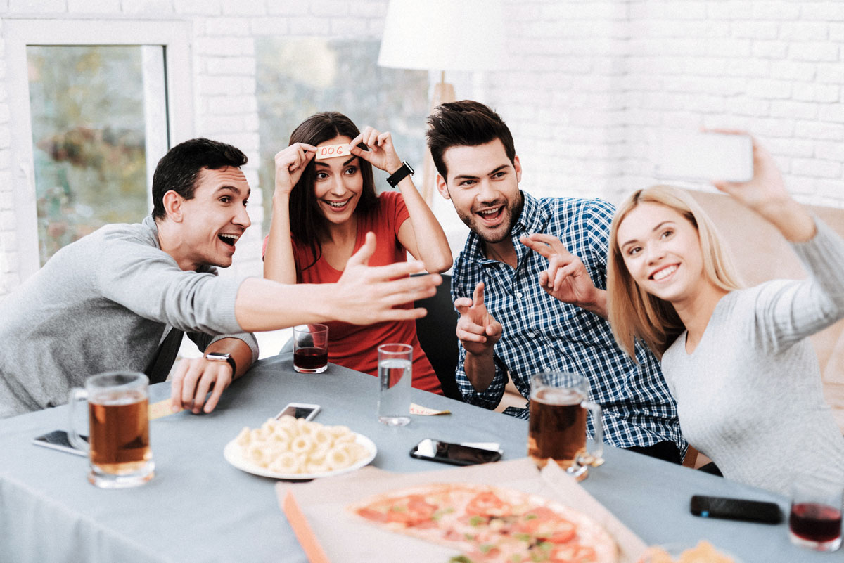 glückliche Freunde bei einem gemütlichen Spieleabend